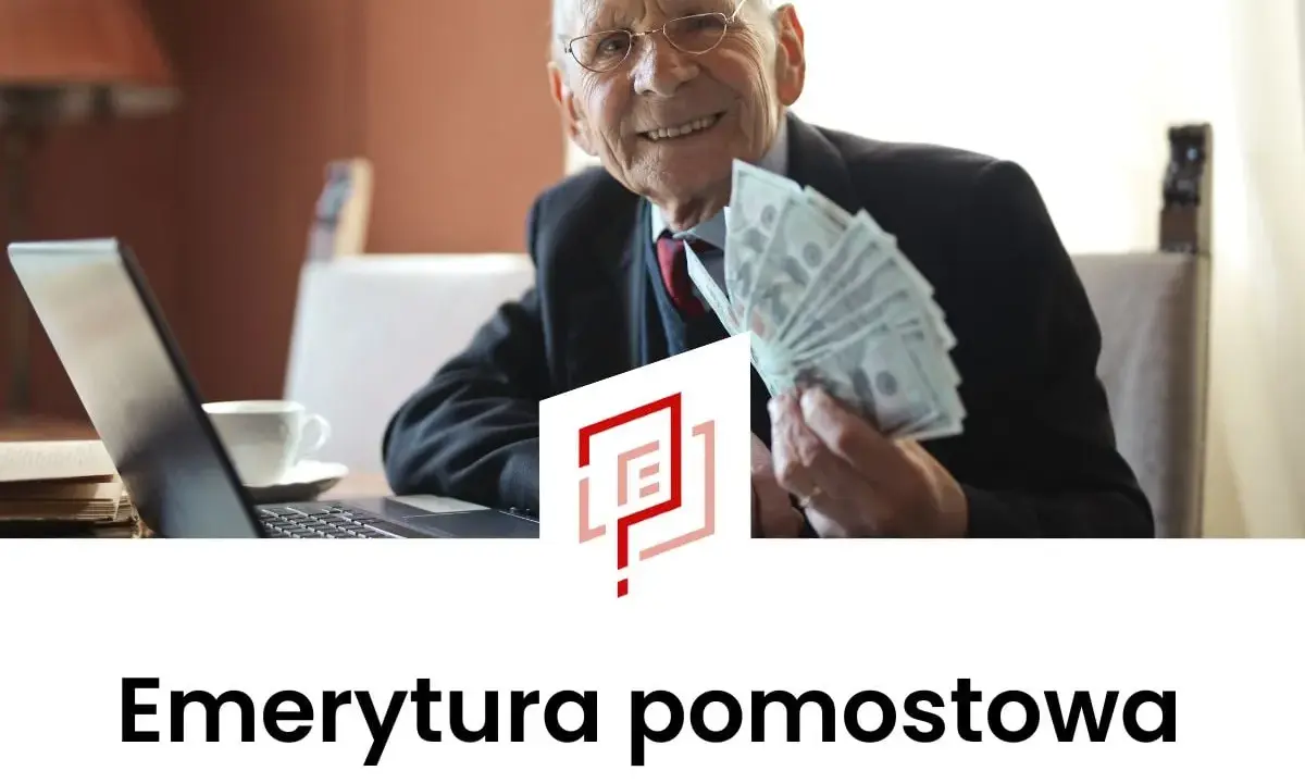 Uśmiechnięty starszy pan z plikiem banknotów w dłoni, przy laptopie. Temat: emerytura pomostowa.