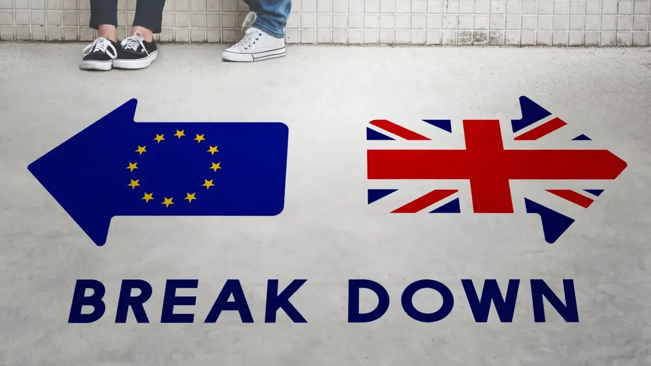 Strzałki z flagami UE i UK oraz napis "BREAK DOWN". Może to symbolizować trudności w uzyskaniu wizy pracowniczej UK po Brexicie.