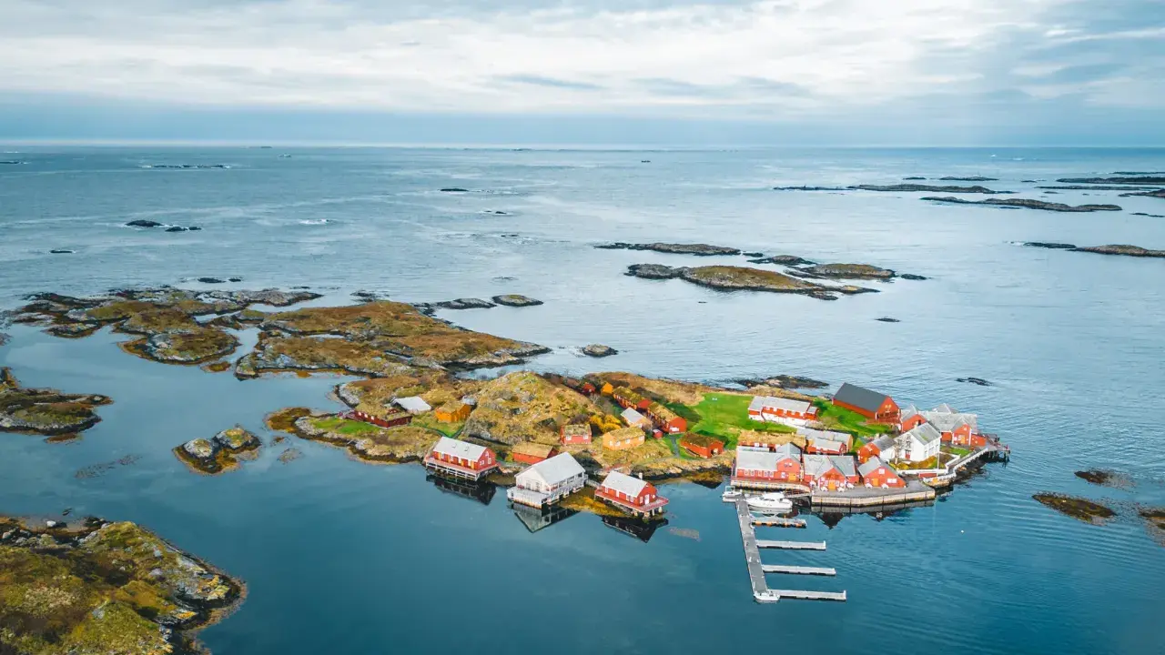 Norweska wyspa z czerwonymi domkami, idealna na adecco praca w norwegii bez języka.