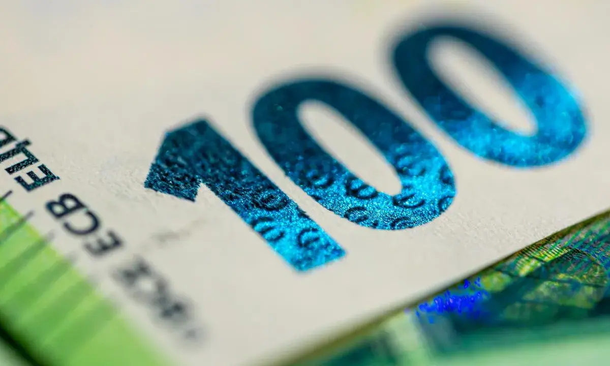 Zbliżenie na banknot 100 euro. Taki banknot może być nagrodą za dobrze wykonany mini job w Niemczech.