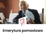 Uśmiechnięty starszy pan z plikiem banknotów w dłoni, przy laptopie. Temat: emerytura pomostowa.