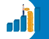 Mężczyzna w garniturze, jako customer success manager, układa monety na rosnącym wykresie, symbolizując sukces finansowy.