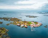 Norweska wyspa z czerwonymi domkami, idealna na adecco praca w norwegii bez języka.