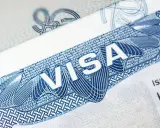 Zbliżenie na dokument z napisem "VISA" i elementami graficznymi. To może być wiza pracownicza USA, klucz do kariery za oceanem.