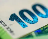 Zbliżenie na banknot 100 euro. Taki banknot może być nagrodą za dobrze wykonany mini job w Niemczech.