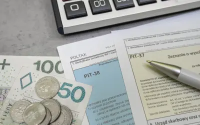 Pieniądze, kalkulator i formularze podatkowe PIT-37 i PIT-38. Czas na rozliczenie, może jakaś zapomoga się znajdzie.
