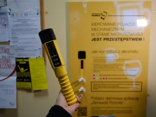 Odmowa alkomatu w pracy? Poznaj prawa i uniknij zwolnienia!
