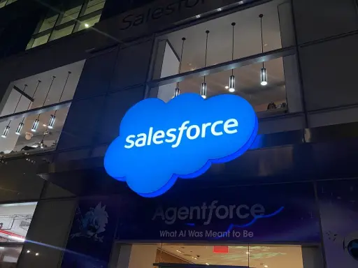 Nocą świeci niebieska chmura z logo Salesforce. To miejsce, gdzie szukamy inspiracji do pracy i rozwoju kariery w branży technologicznej.