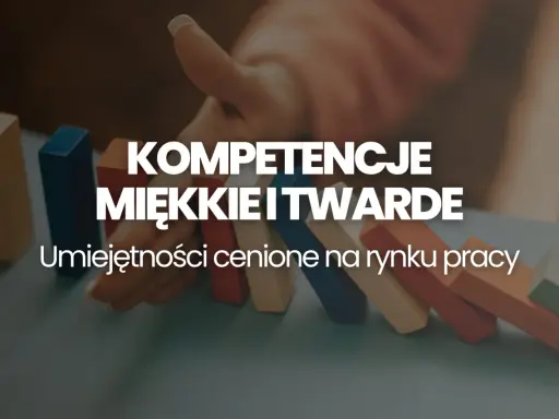 Ręka układa klocki, symbolizując budowanie kompetencji miękkich i twardych. Umiejętności cenione na rynku pracy.