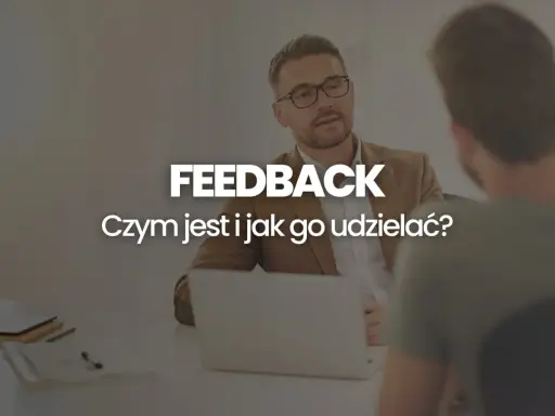 Dwóch mężczyzn przy biurku, jeden z nich udziela feedbacku. Czym jest feedback i jak go udzielać?