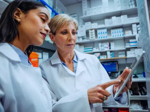 Staż technika farmacji: 24 miesiące do kariery? Pełny przewodnik!
