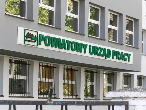 Powiatowy Urząd Pracy. Tu dowiesz się, jak wyrejestrować się z urzędu pracy.
