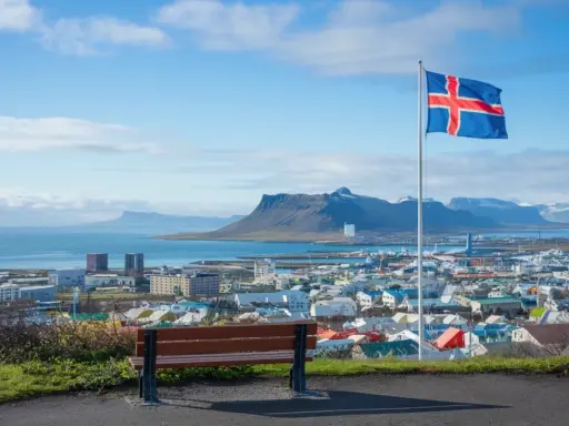Widok na Reykjavík z flagą Islandii. Marzenie o pracy w Islandii staje się realne, patrząc na to miasto.