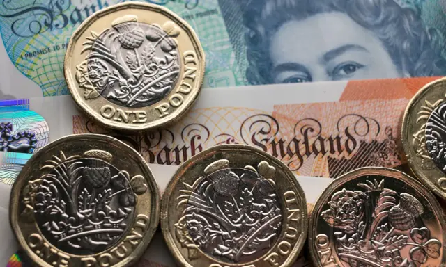 Monety funtów brytyjskich na banknotach. Czy to wystarczy na godne życie przy minimalnej krajowej w UK?