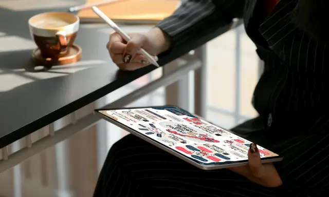 Kobieta z kawą i tabletem, na którym widać schemat dotyczący pracy w Norwegii.