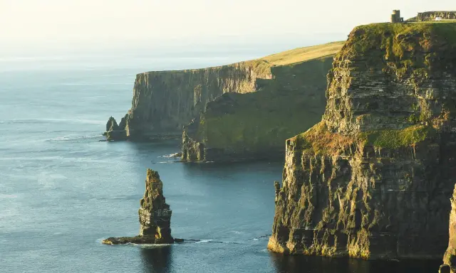 Majestatyczne klify Irlandii, gdzie praca i natura splatają się w zapierający dech w piersiach krajobraz.
