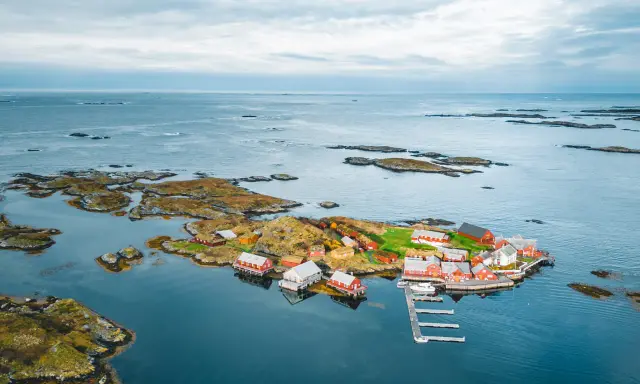 Norweska wyspa z czerwonymi domkami, idealna na adecco praca w norwegii bez języka.