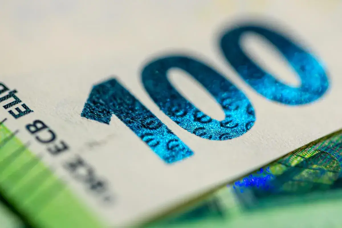 Zbliżenie na banknot 100 euro. Taki banknot może być nagrodą za dobrze wykonany mini job w Niemczech.