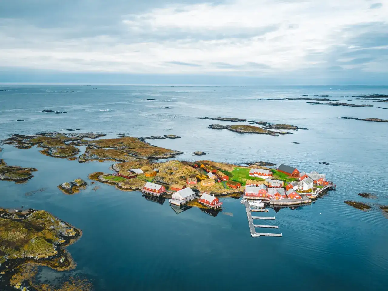 Norweska wyspa z czerwonymi domkami, marzenie o pracy w Norwegii bez języka z Adecco.