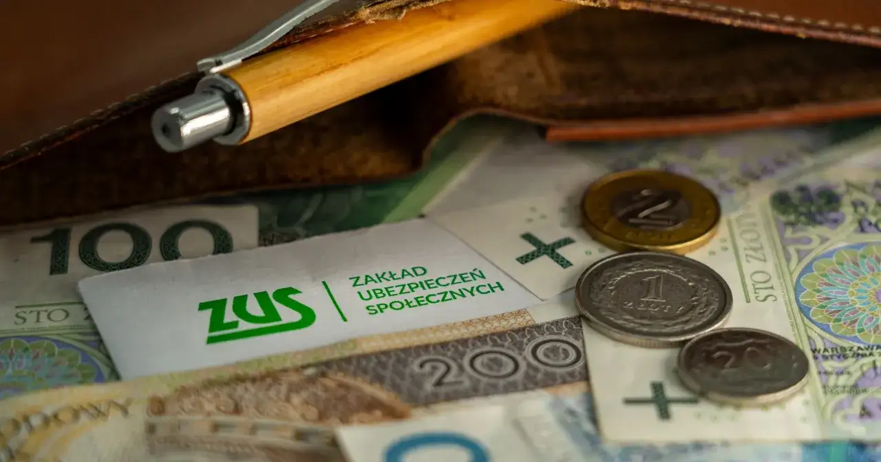 ZUS wypłaca zasiłek macierzyński. Na zdjęciu polskie banknoty i monety, symbolizujące finanse.