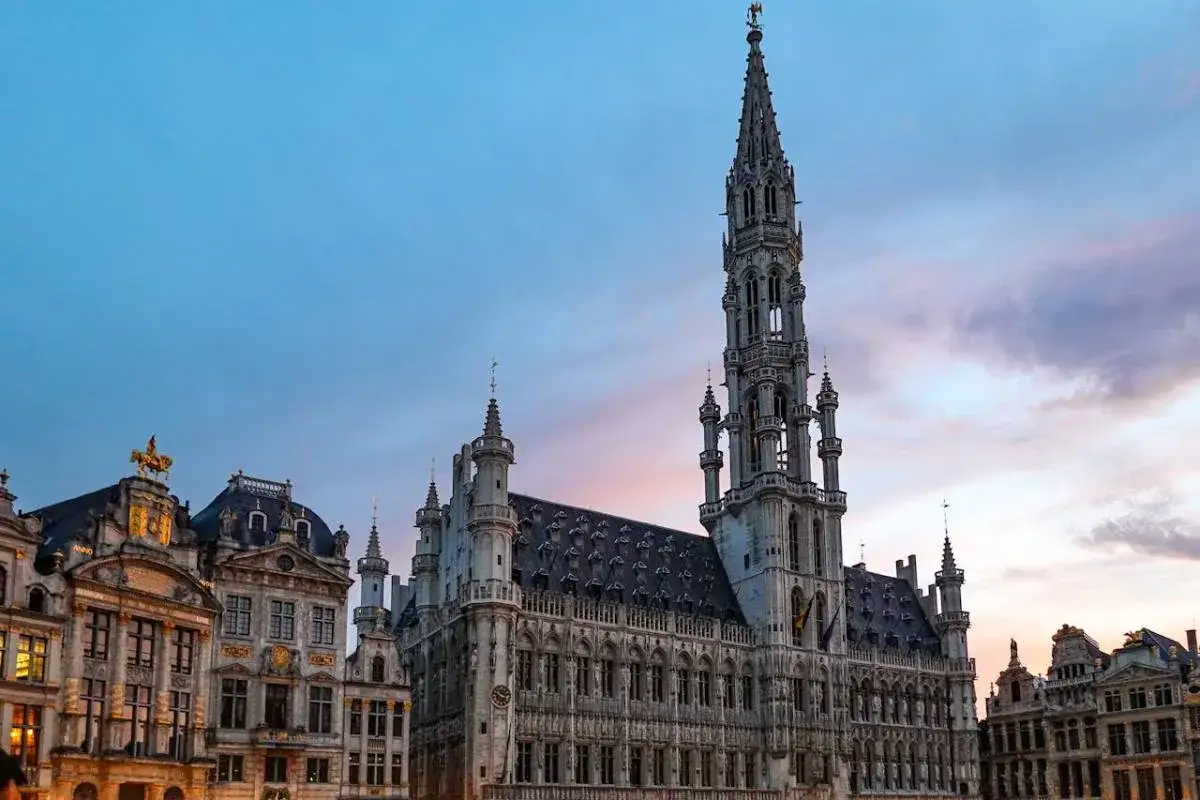 Majestatyczny ratusz w Brukseli, idealne miejsce na pracę w Belgii bez języka z zakwaterowaniem.