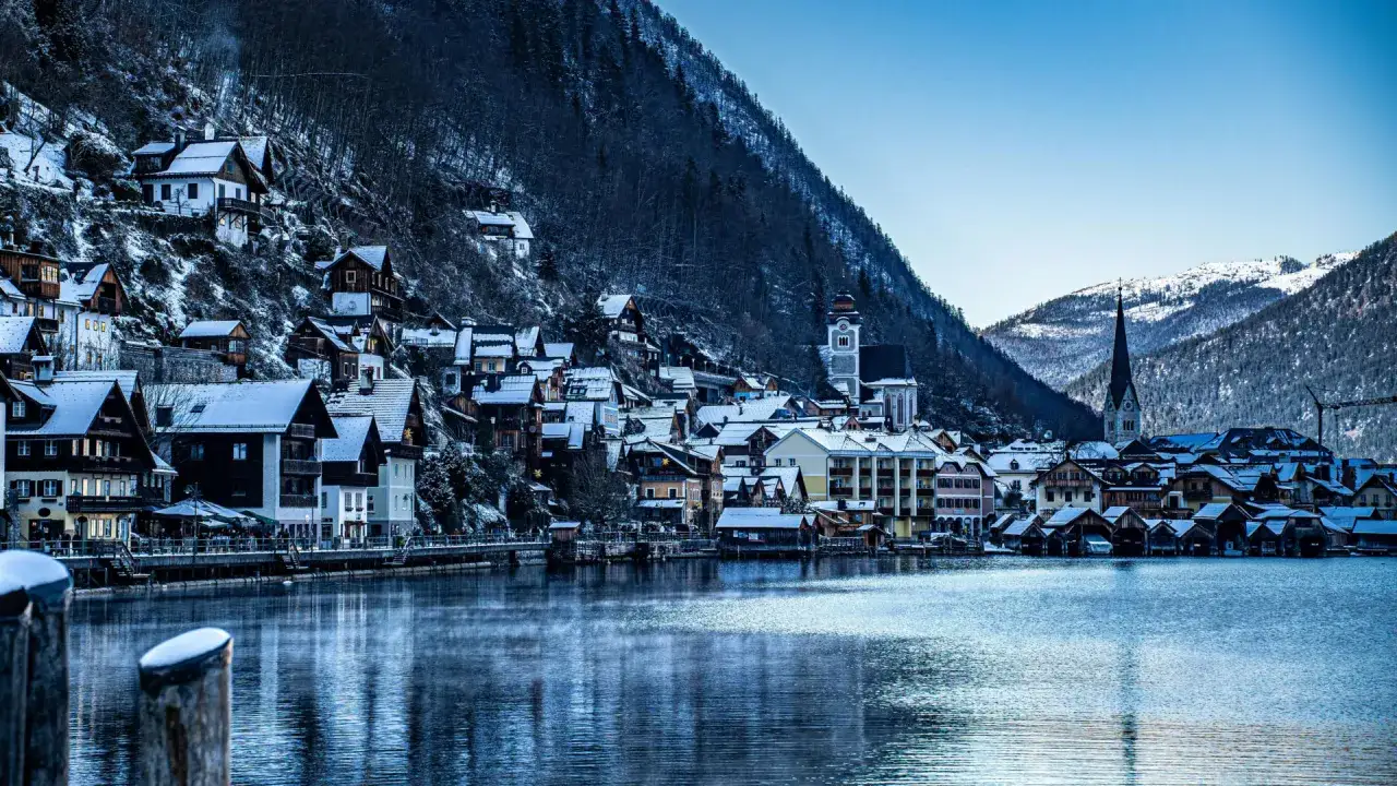 Zimowy krajobraz Hallstatt, Austria. Marzysz o pracy w Austrii z zakwaterowaniem? To miejsce może być Twoim nowym domem.
