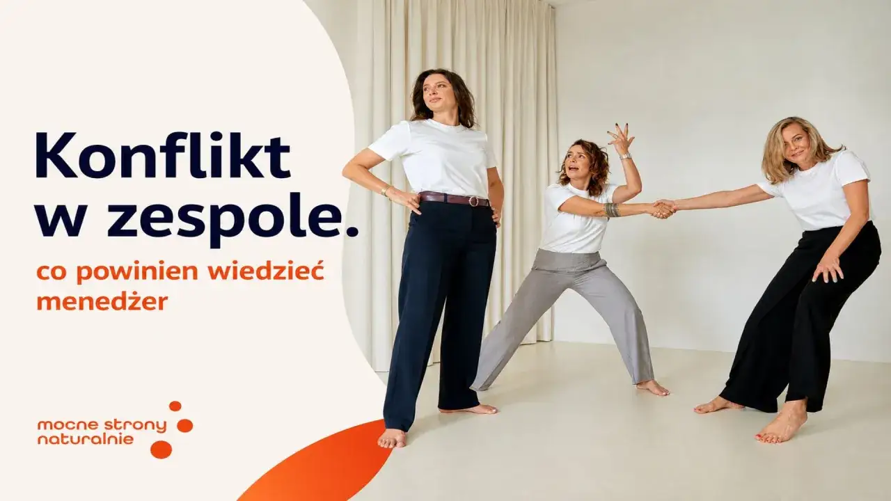 Trzy kobiety w białych koszulkach i spodniach, w dynamicznych pozach, symbolizują rywalizację w zespole. Jedna z nich stoi pewnie, dwie pozostałe szarpią się za ręce.