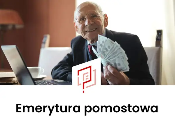 Uśmiechnięty starszy pan z plikiem banknotów w dłoni, przy laptopie. Temat: emerytura pomostowa.