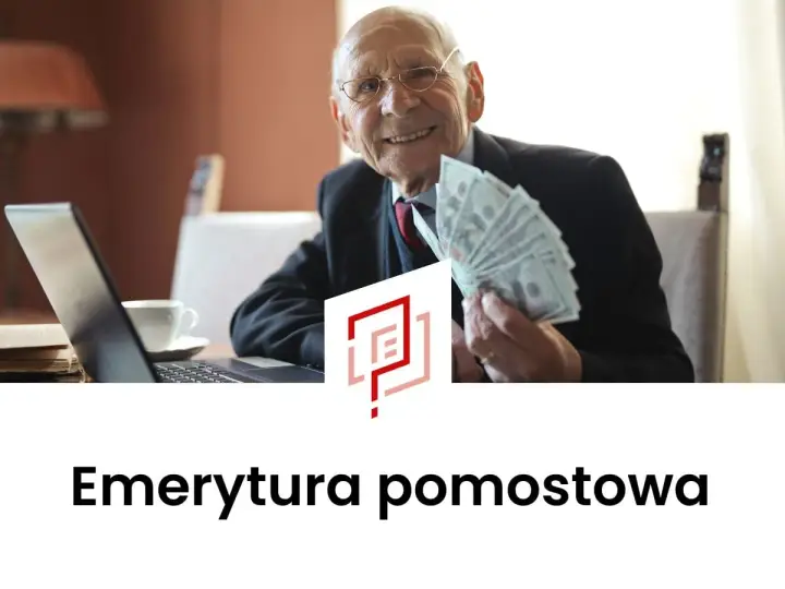 Uśmiechnięty starszy pan z plikiem banknotów w dłoni, przy laptopie. Temat: emerytura pomostowa.
