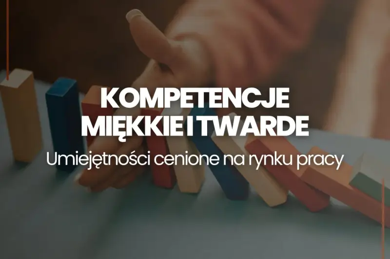 Ręka układa klocki, symbolizując budowanie kompetencji miękkich i twardych. Umiejętności cenione na rynku pracy.